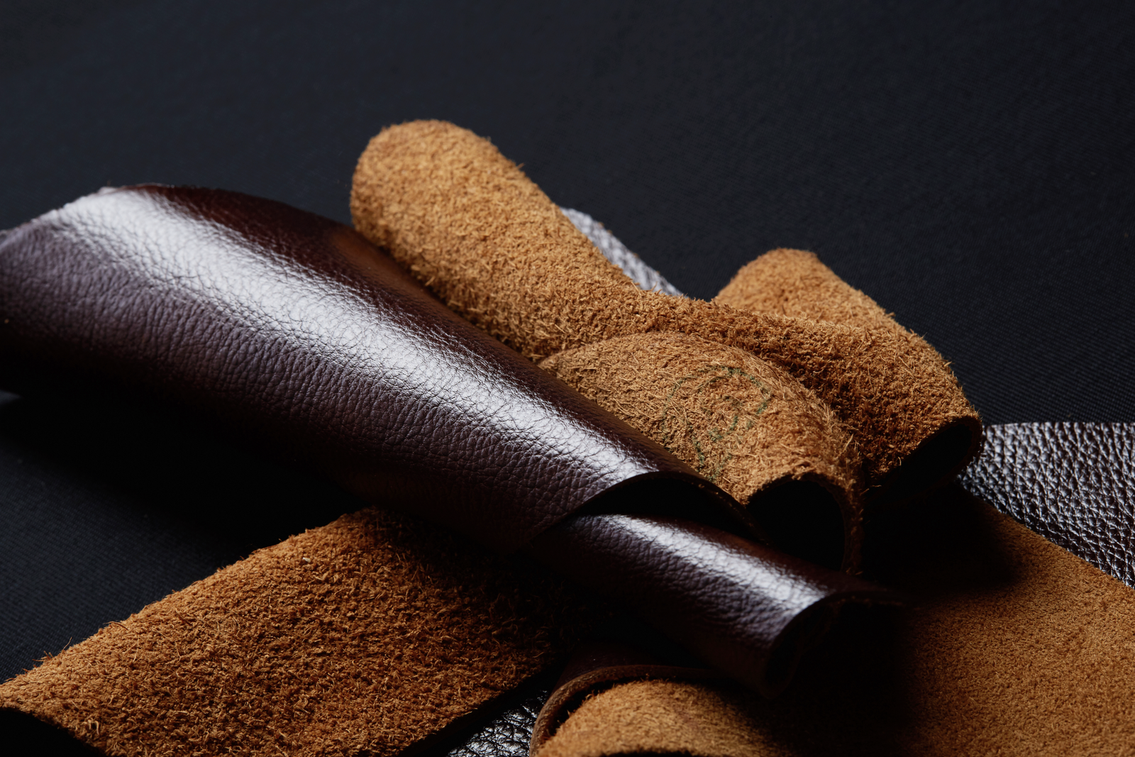 3 Easy Methods to Tell the Difference Between Genuine Leather and PU Leather Sofas!